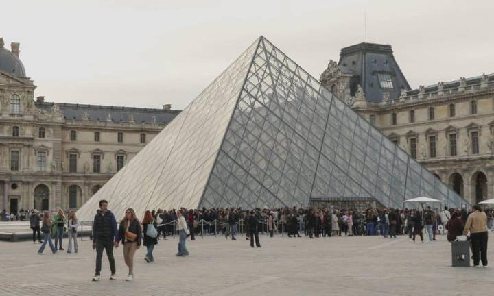 Uno de los detenidos por el Louvre no fue consciente de la gravedad del caso, dice su abogada