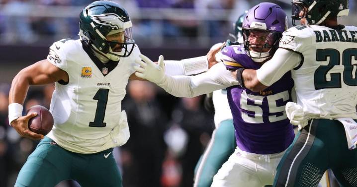 Hurts throws for 326 yards and 3 TDs as Eagles win over Vikings