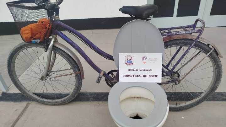 Robó un inodoro, escapó en bicicleta y terminó detenido