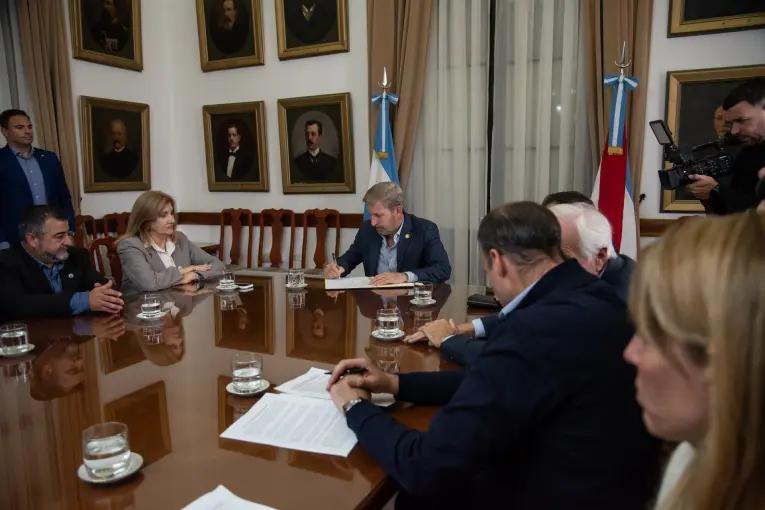 Se firmó un convenio para la gestión integral de residuos en el Gran Paraná