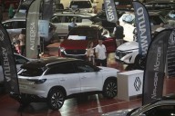 Vehículos eléctricos, híbridos y de gasolina comparten espacio en la feria