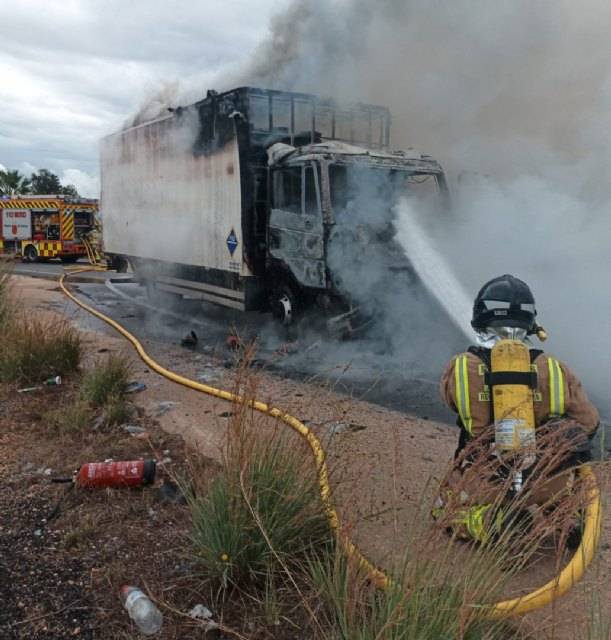 Incendio de un camión en la Carretera Yecla