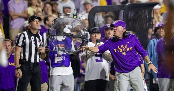 LSU fans chant 'Fire Kelly' during blowout loss to Texas A&M