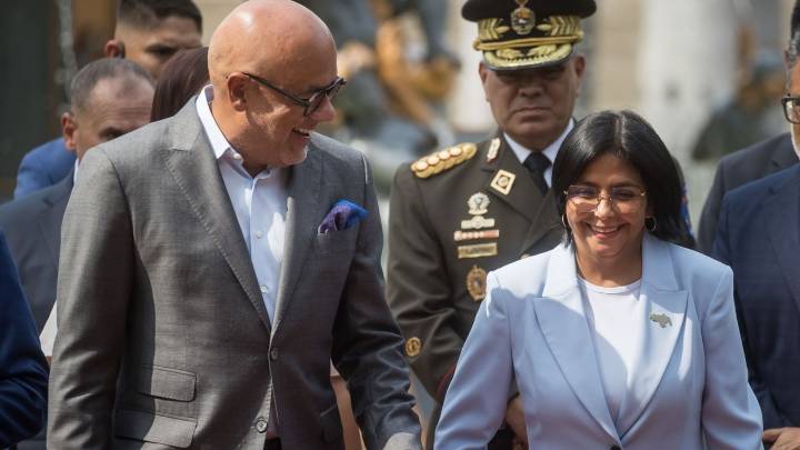 Delcy y Jorge Rodríguez habrían ofrecido a EE. UU. una transición sin Maduro, según el Miami Herald; el régimen ya respondió