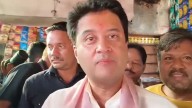 MP News: ‘Mujhe Aadesh Diya Gaya’: Union Minister Jyotiraditya Scindia Personally Gets Paan Packed For Wife Priyadarshani In Ashoknagar-