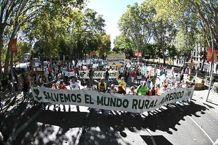 1.500 habitantes de la España rural se manifiestan en Madrid contra las "macrorrenovables" que explotan sus pueblos