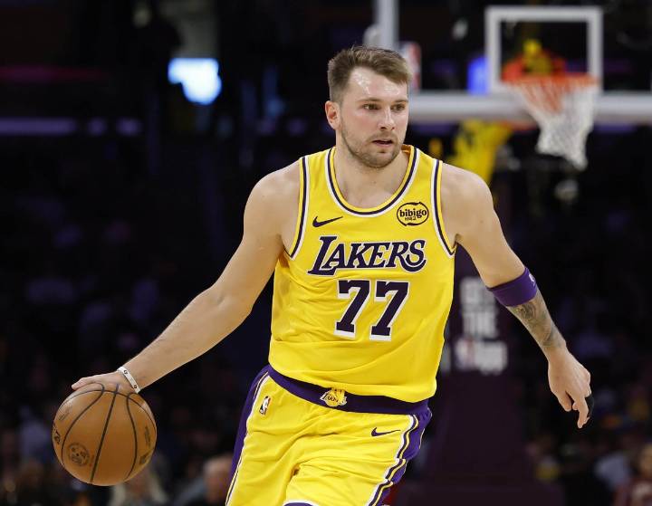 Luka Dončić has left finger sprain and leg contusion, will be reevaluated in a week