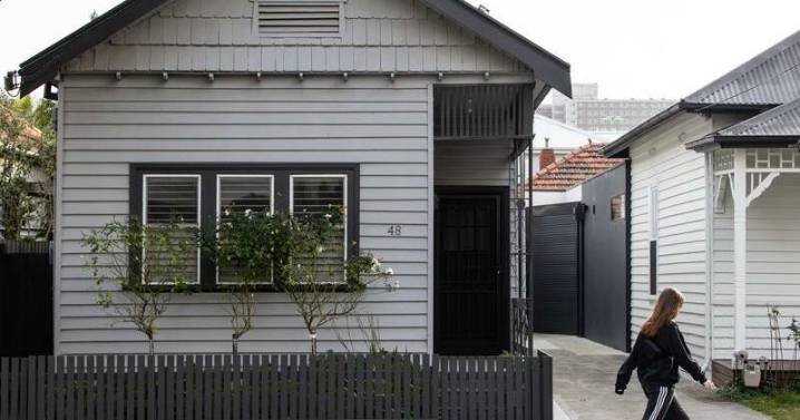 Young Australians buy shares as property dream fades
