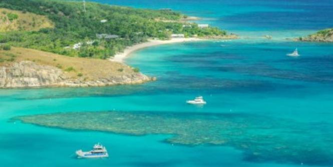 Mujer de 80 años aparece muerta en una isla tropical tras ser abandonada por su crucero que zarpó sin ella