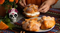 Con más de 80 años de tradición, esta es la panadería perfecta en CDMX para comer pan de muerto relleno
