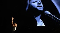 Pablo López se da un baño de multitudes en la plaza del Pilar