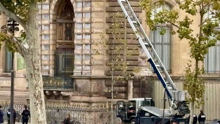 Thieves escape with jewels from Louvre Museum
