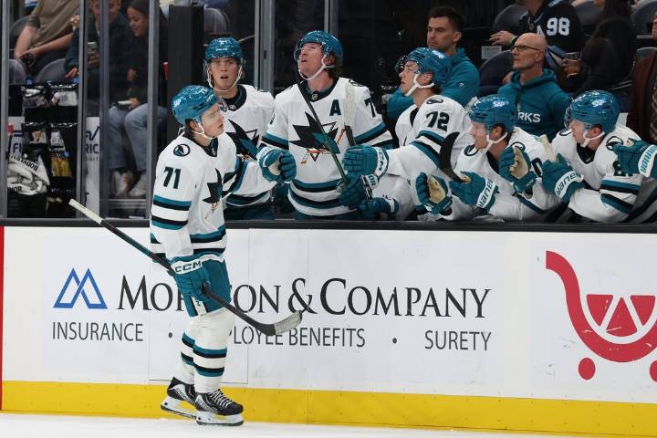 Deadspin | Sharks eye elusive first win as Penguins close out trip