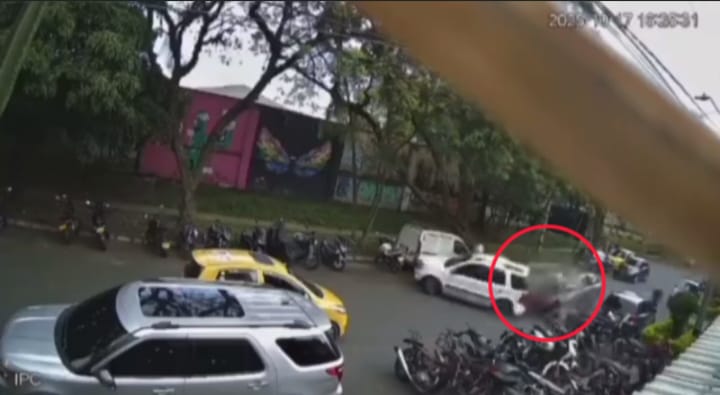 (Vídeo) ¡Un delincuente murió y otro terminó herido tras ser arrollados por ciudadano!