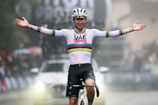 Tadej Pogačar hace historia en el Giro de Lombardía 2025 y recibe felicitación de Eddy Merckx