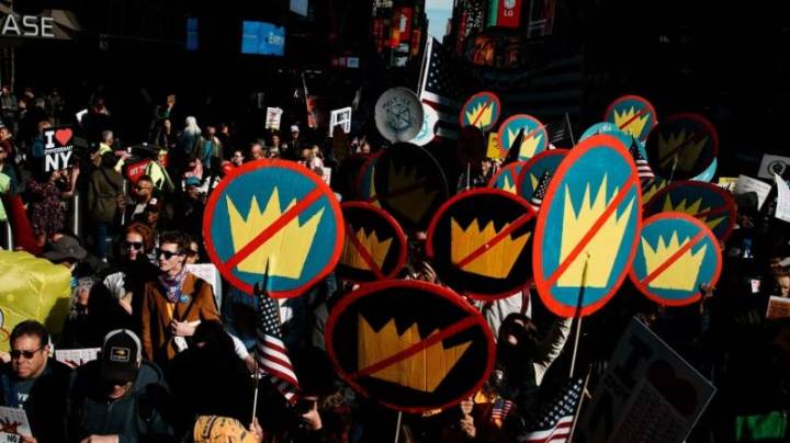 Los republicanos ridiculizan la idea de "No Kings". Una impactante nueva encuesta muestra que los estadounidenses no se ríen
