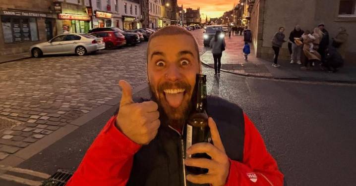 Justin Bieber 'Sings The Menu' In Scottish Food Joint During Golf Trip