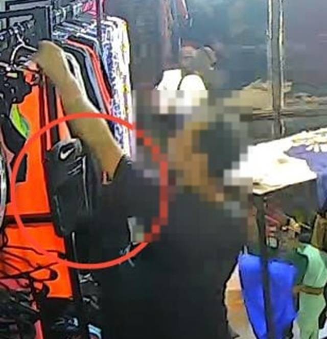 RESISTENCIA:  Sustrajo Un Morral Y Fue Captado Por Las Cámaras De Seguridad