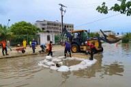 Rompen tubería durante obras de fibra óptica en la colonia Donceles 28 de Cancún