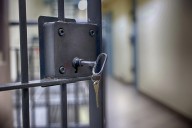 Exguardia de prisión en Nueva York declarado culpable de asesinato por muerte de un recluso esposado