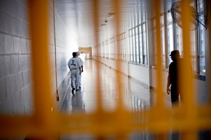 Hispano acusado por la muerte de su hijo en inundación en San Bernardino