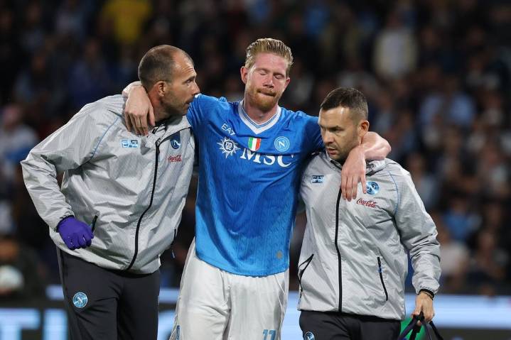 Kevin De Bruyne goes off injured after scoring penalty to set Napoli up for 3