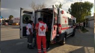 Conductor sufre ataque epiléptico y choca contra barda en Torreón