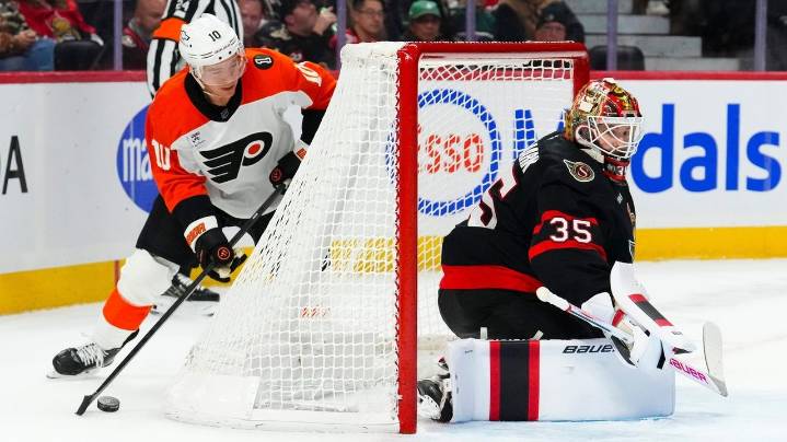 Linus Ullmark makes 22 saves in the Senators' 2-1 victory over the Flyers