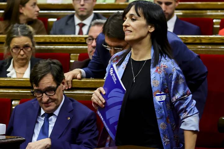Nuevo choque entre Salvador Illa y Sílvia Orriols en el Parlament: "Su credibilidad es decir que es independentista y tener la bandera española en el Ayuntamiento de Ripoll"
