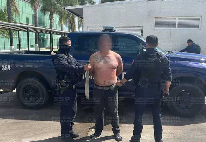 Hombre ataca a su esposa y a su hija de 14 años con un machete