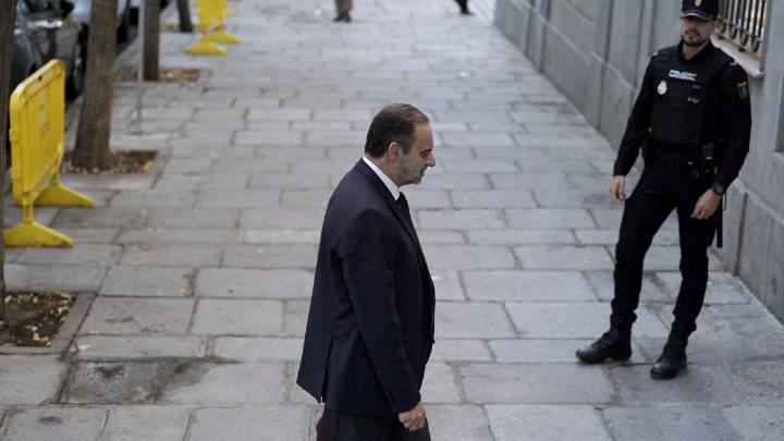 Ábalos calla ante el juez y las acusaciones piden prisión: "Fraude de ley hubiera sido entregar el acta"
