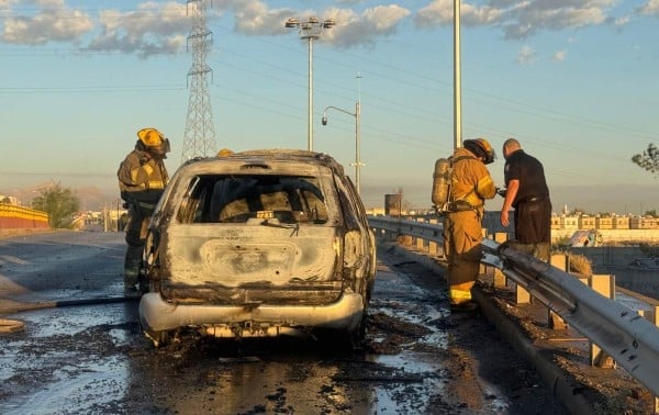 Video: Arde camioneta mientras circulaba y queda pura chatarra