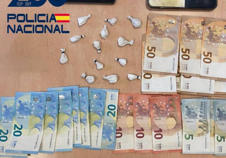 Detenido en Oviedo por tráfico de drogas: llevaba trece dosis de cocaína y una libreta con su contabilidad