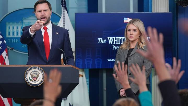 Both parties blame each other on 1st day of government shutdown as tourist sites close