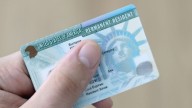 Green Card: esta es la elevada multa a los residentes detenidos por ICE que no traen el documento