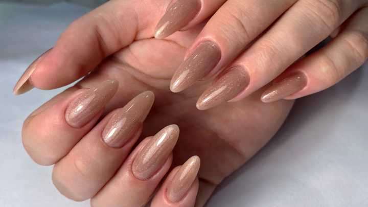 Uñas largas en tonos café, la apuesta más chic para lucir unas manos estilizadas este otoño