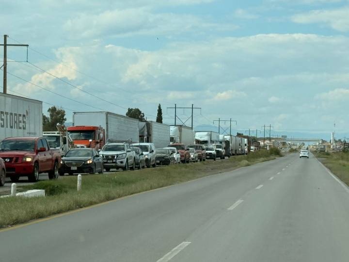 Transportistas paralizan la carretera Chihuahua–Juárez en protesta contra la inseguridad