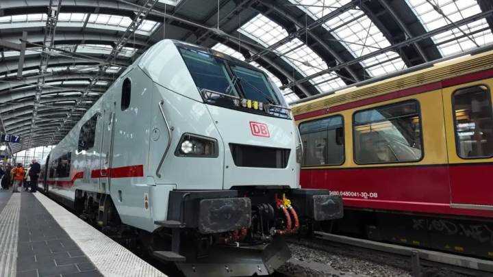 Talgo presenta el primer tren de alta velocidad sin escalones, que entrará en servicio a finales de año