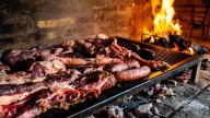Un influencer mostró como prepara asado y se hizo viral