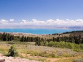 El espectacular lago en el oeste de Estados Unidos con vibrantes aguas turquesas