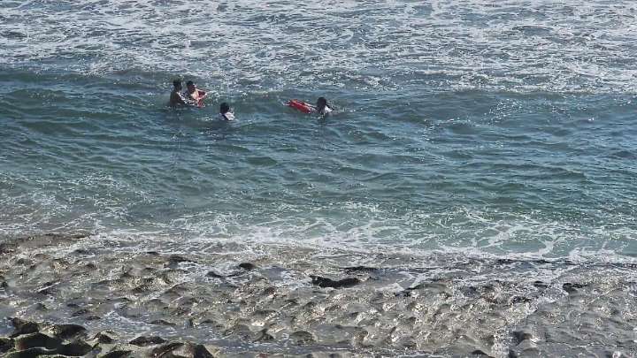 Rescatan a 3 bañistas en playas de Mazatlán