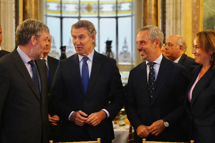 Feijóo exige a Mazón que "explique y responda todas las preguntas" sobre sus cambios de versión sin abordar la continuidad del 'president'