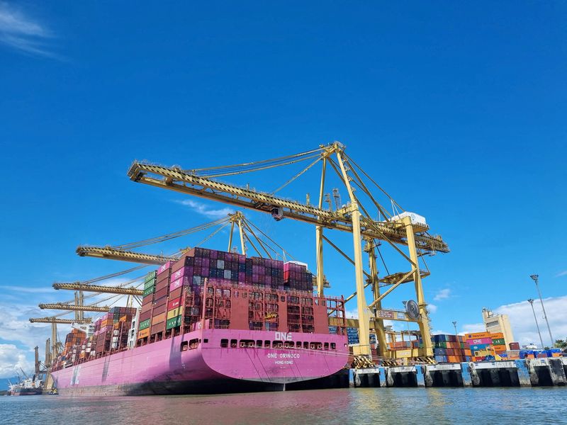 Analysis-Trump's Colombia tariffs would flip US policy on drugs, trade