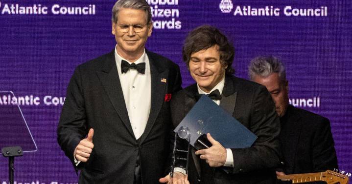 EEUU compra pesos argentinos y cierra intercambio de divisas por 20.000 millones de dólares