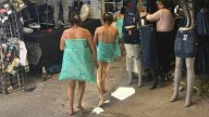 Rapan, desvisten y pintan cuerpos de presuntas ladronas en tianguis de Texmelucan, Puebla