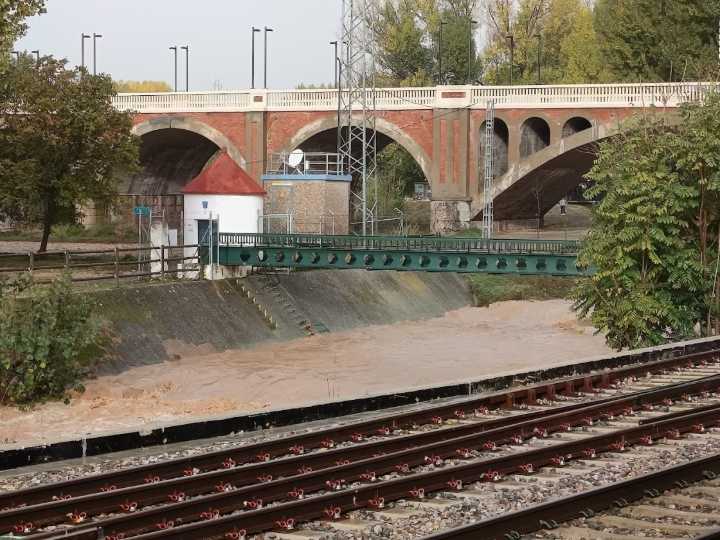 La alcaldesa se felicita por la decisión de Adif de no reformar el puente de la Equivocación
