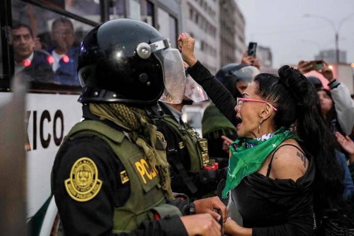 Mujeres protestan contra nuevo presidente de Perú por presunta agresión sexual ocurrida en 2024