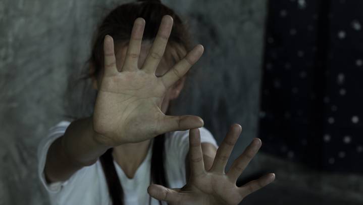 Pastor obligaba a sus hijas a ver como violaba a sus hermanas de 6 y 7 años (+Video)