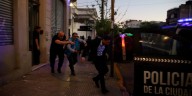 Máxima tensión en San Lorenzo: Moretti volvió a la sede y debió salir corriendo y en patrullero por las protestas