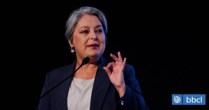 Jara apunta a captar voto femenino y advierte que con Kast y Kaiser "retroceden en derechos"